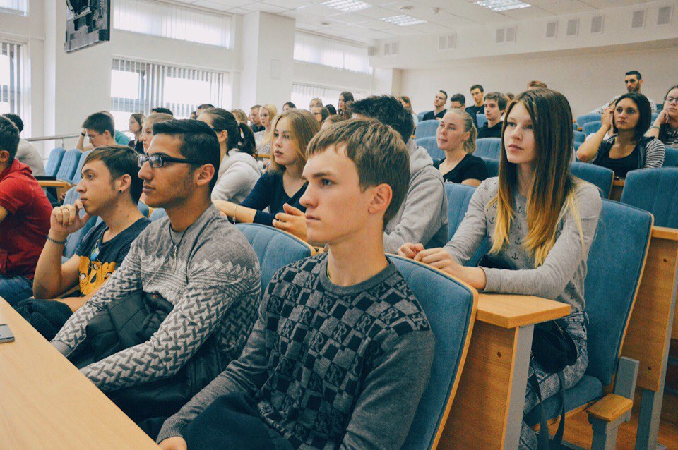 Со студенткой первого курса. Студенты в аудитории. Парни студенты в аудитории. Обычный студент. Студент 1 курса.